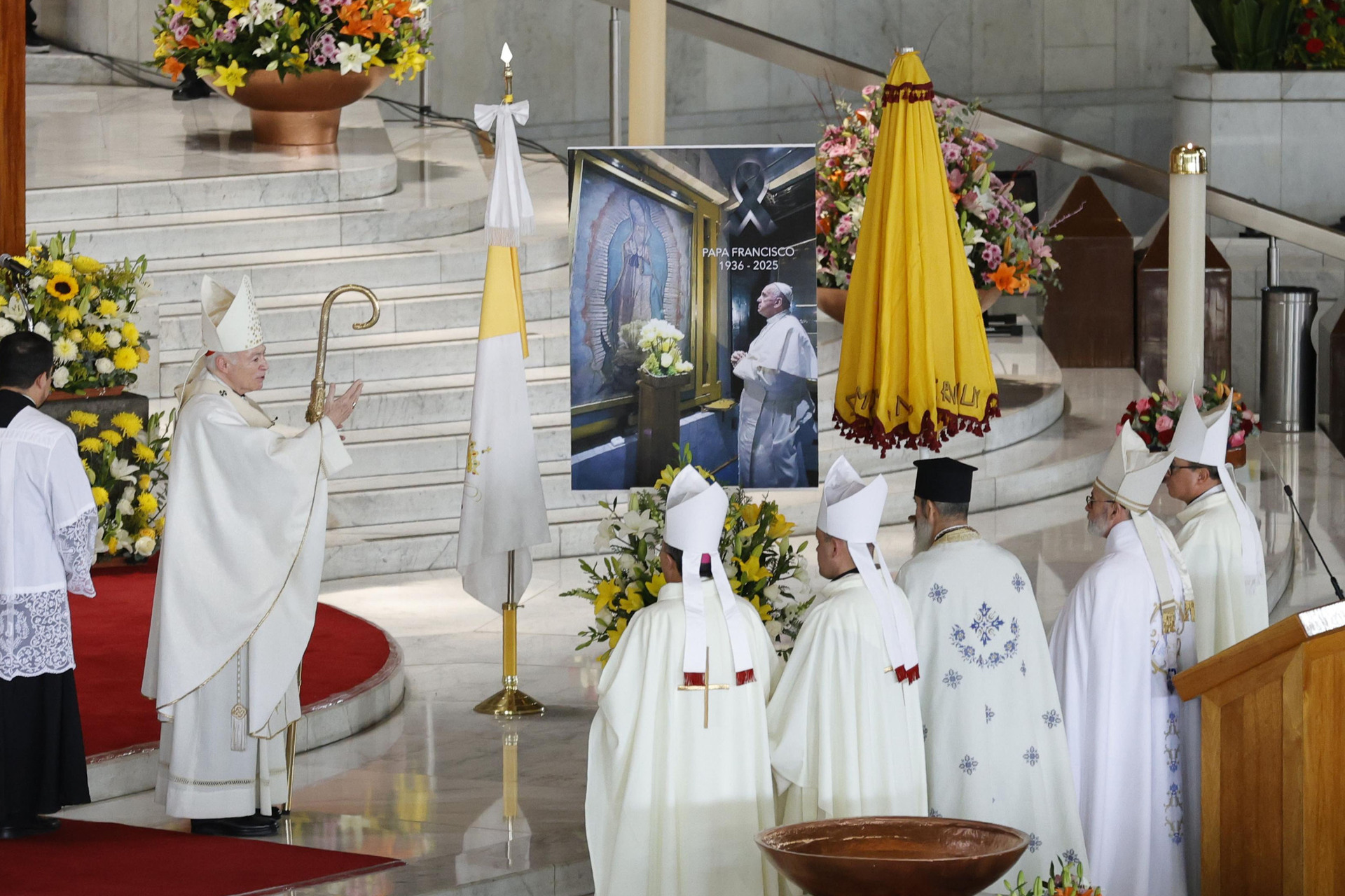 El luto de los mexicanos por el papa Francisco desborda la Basílica de Guadalupe
