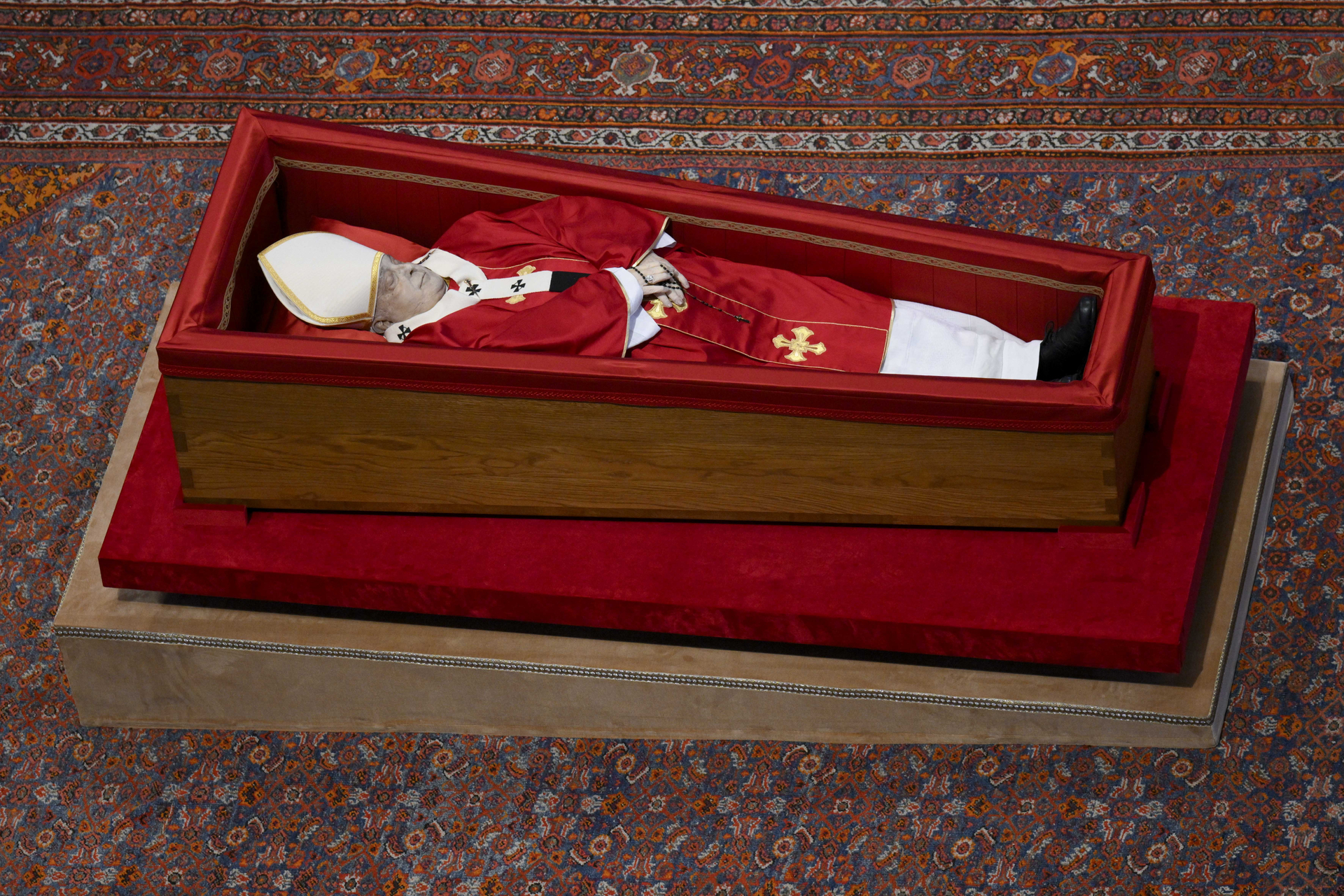 ¿Por qué el Papa Francisco eligió no utilizar el catafalco papal en su funeral?