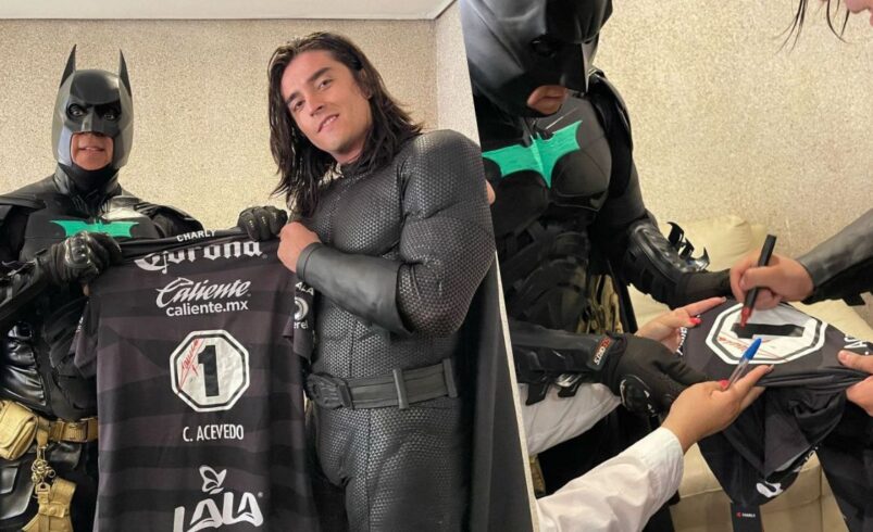 Acevedo regala su jersey a Batman lagunero y también se disfraza de Bruce Wayne