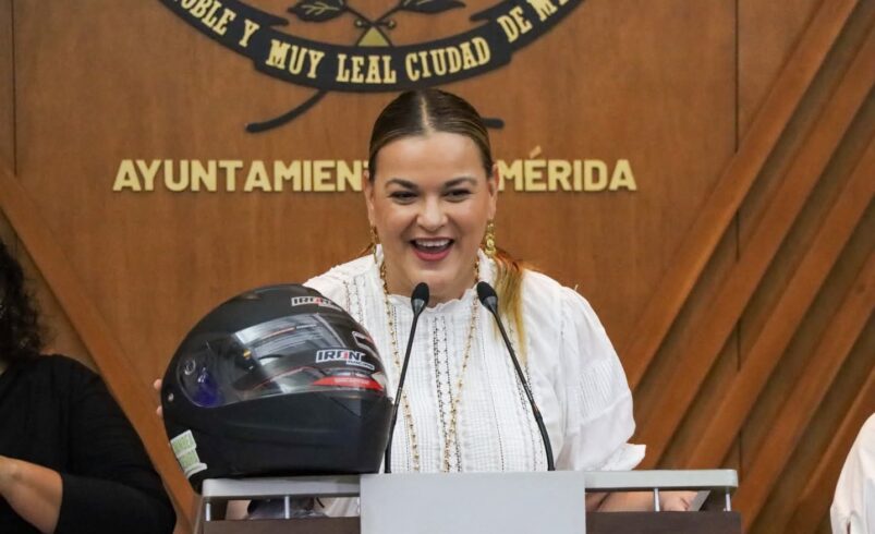 Cecilia Patrón lanza “Chambea Seguro” para proteger a motociclistas con cascos gratuitos