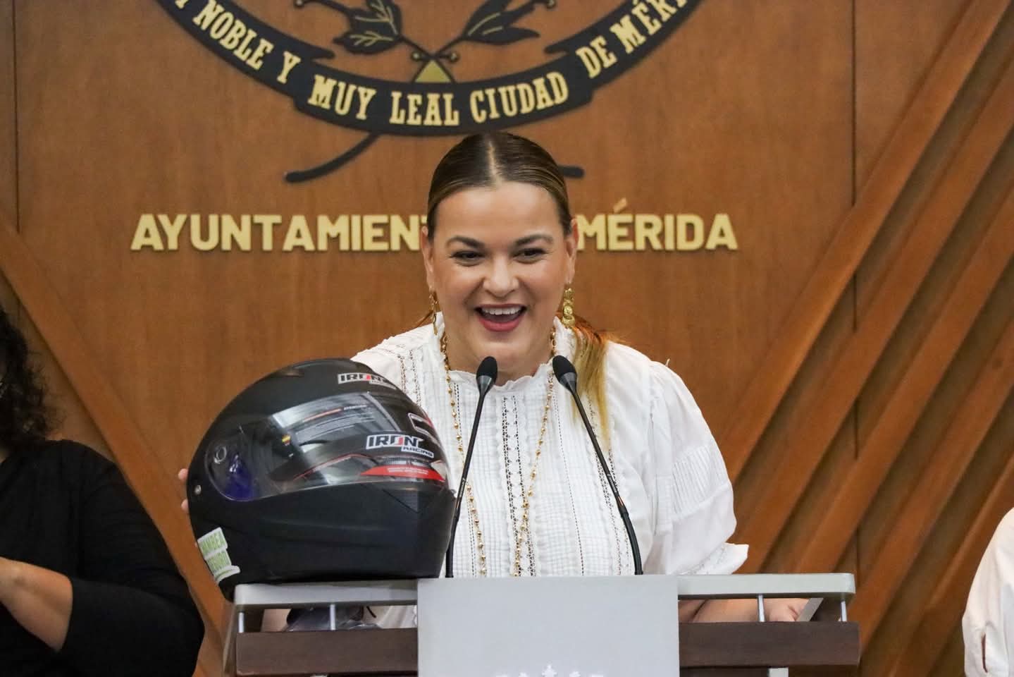 Cecilia Patrón lanza “Chambea Seguro” para proteger a motociclistas con cascos gratuitos