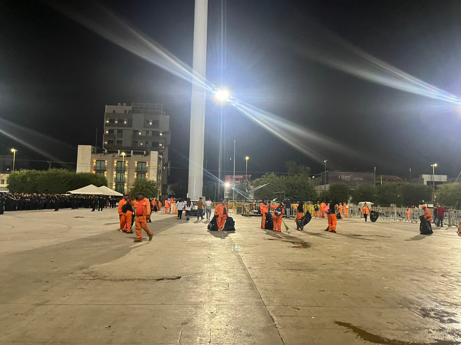 Recolectan 7.5 toneladas de basura después de festejo por el Día de las Madres en Plaza Mayor