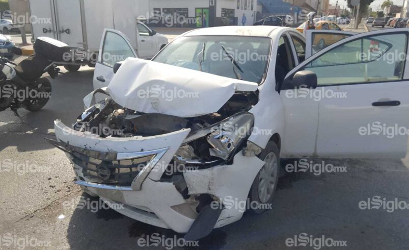 Cuatro lesionadas en choque entre camioneta y auto en bulevar Independencia