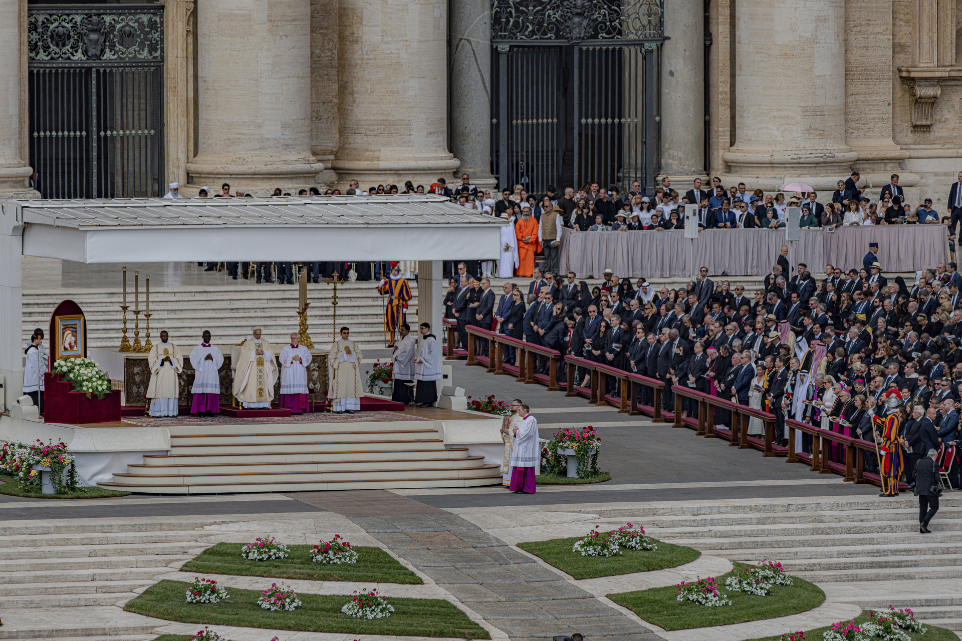 León XIV inaugura su papado con un llamamiento a la paz en el mundo y a la unidad