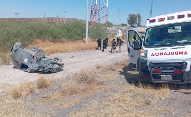 Pareja resulta lesionada tras volcadura en Bermejillo