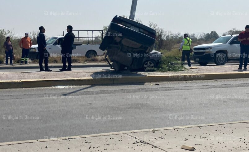 Muere hombre al impactar su vehículo contra un poste en Gómez Palacio