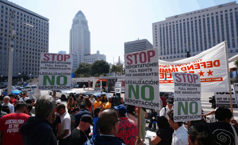 Así se enfrentaron manifestantes contra policías en Los Ángeles | VIDEOS