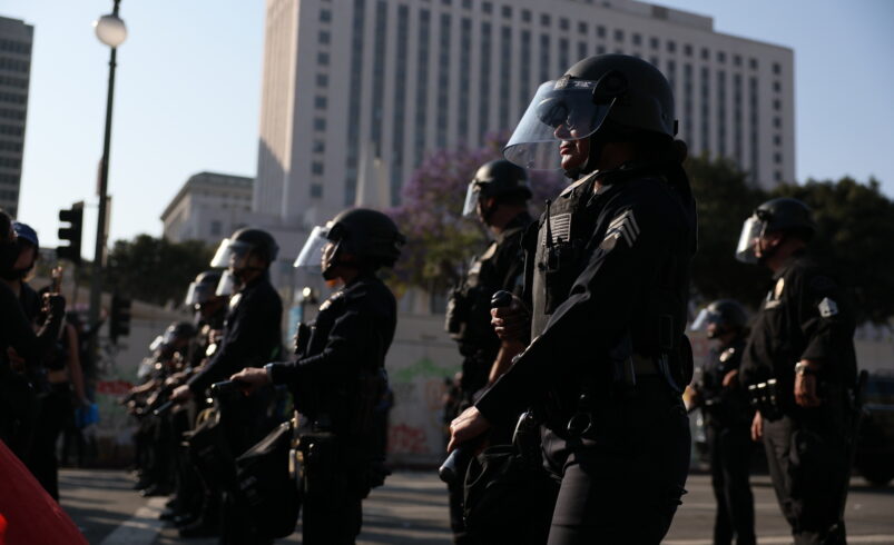Declaran toque de queda en Los Ángeles por protestas contra redadas