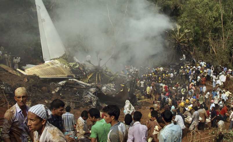 Hallan a un superviviente del trágico accidente aéreo en la India, autoridades no han emitido cifra de víctimas