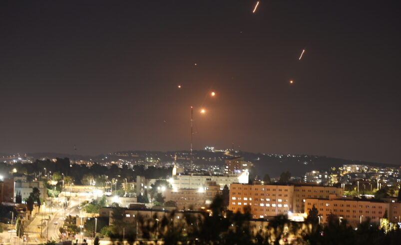 Ejército israelí asegura que tercera ola de ataques iraníes dejó heridos leves en Tel Aviv