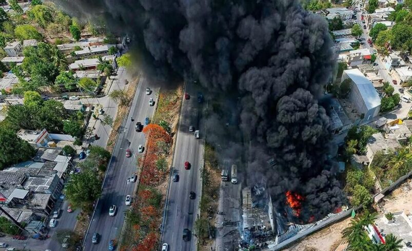 Incendio en bodega en el Periférico de Mérida