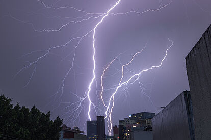 AICM suspende operaciones por tormenta eléctrica