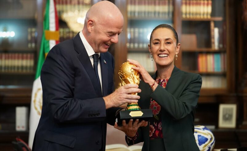 Claudia Sheinbaum recibe la Copa del Mundo de manos de Gianni Infantino
