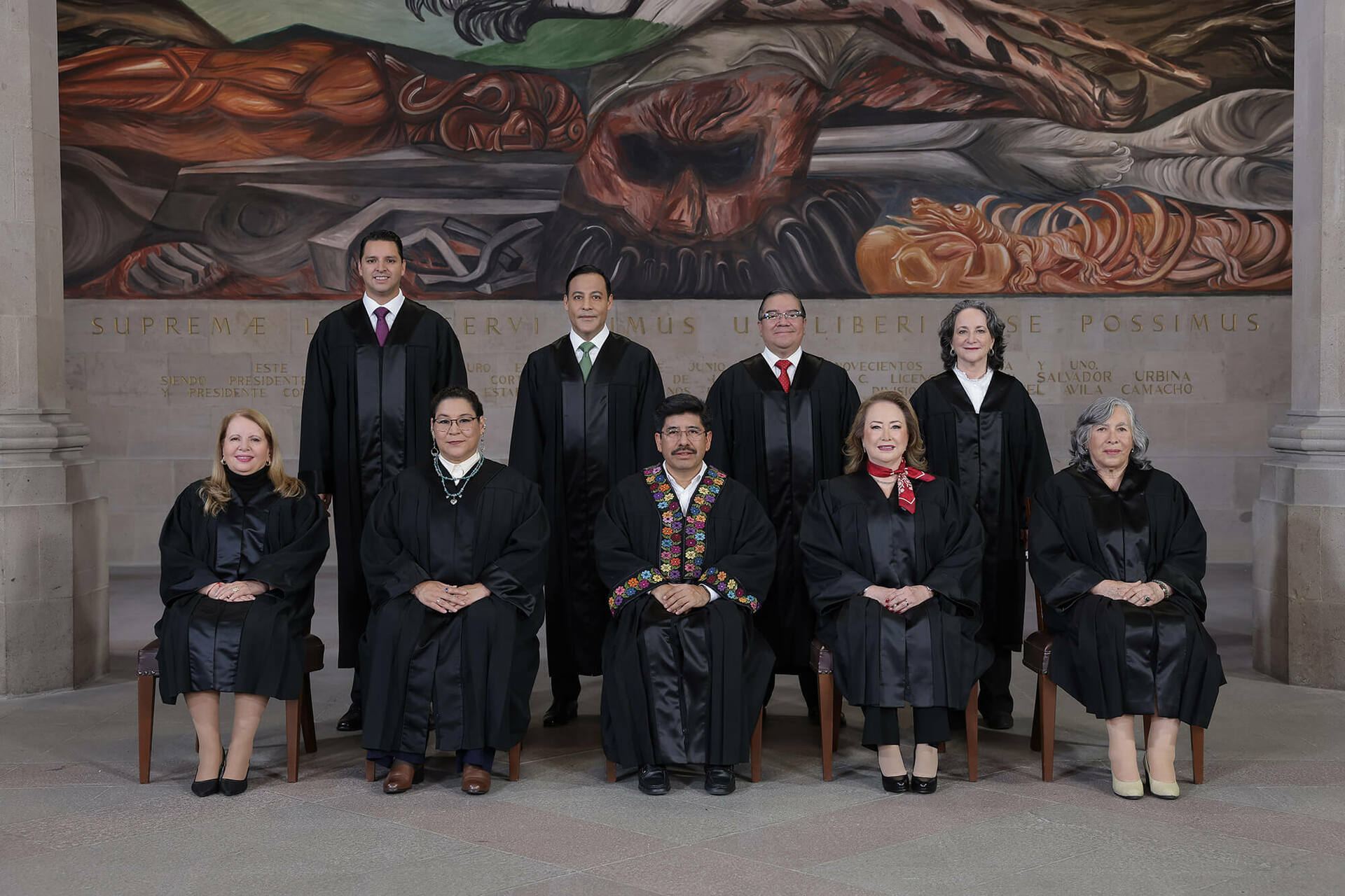 Con nuevo logo, ceremonia de purificación y nueva foto de la Suprema Corte