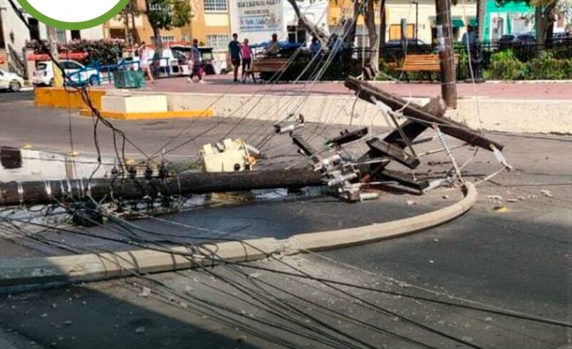 Poste en mal estado de la CFE se desploma en Tekax