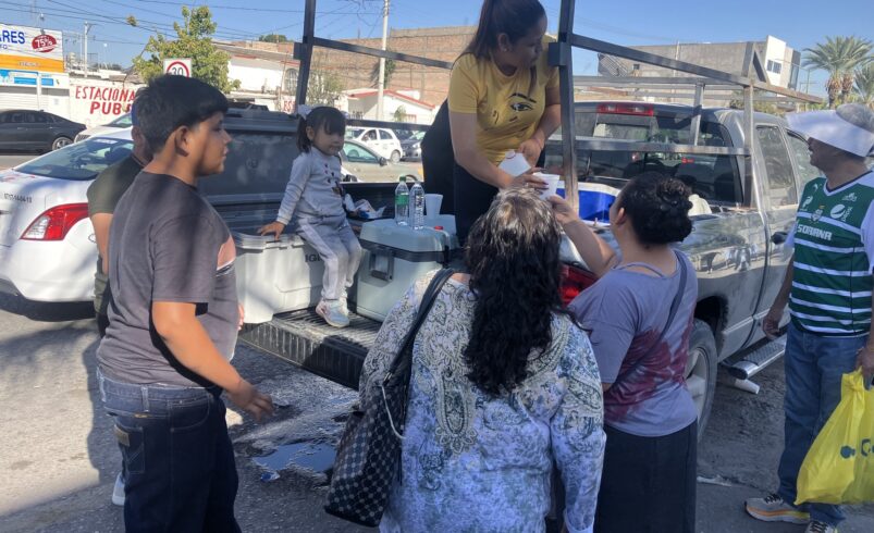 Familia regala gorditas, tamales y café afuera del IMSS, en agradecimiento a San Judas Tadeo