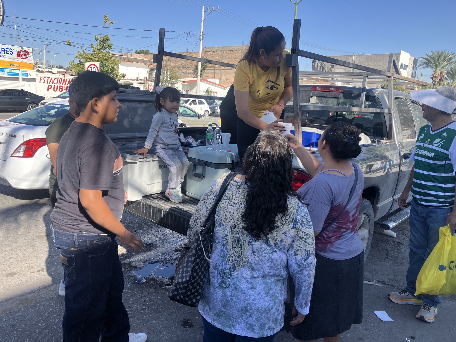 Familia regala gorditas, tamales y café afuera del IMSS, en agradecimiento a San Judas Tadeo