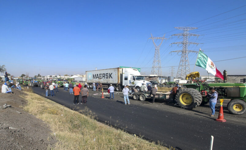 Campesinos bloquean carreteras de México en demandan de precios justos