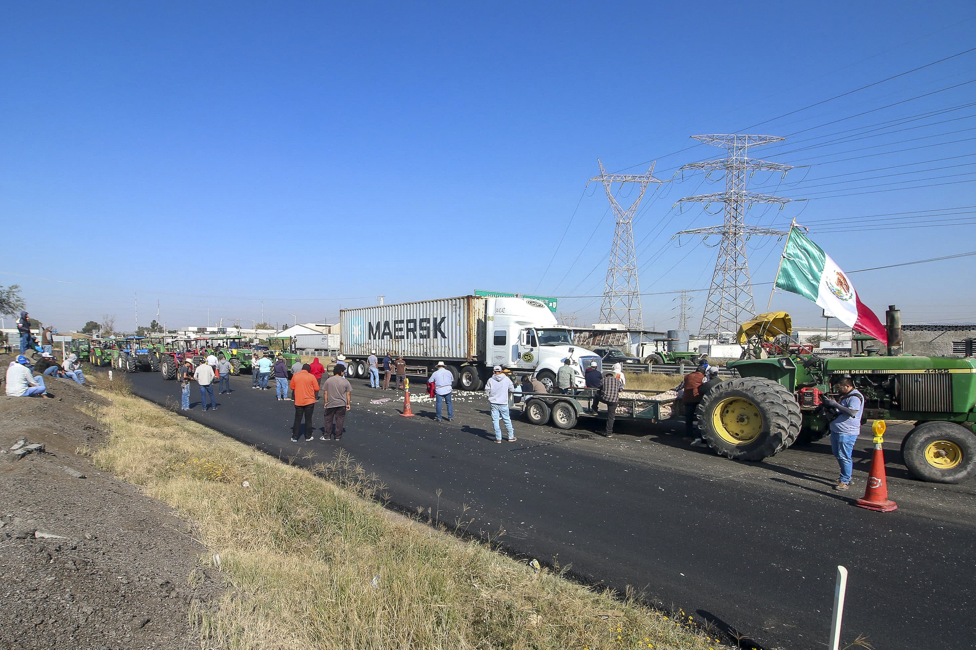 Campesinos bloquean carreteras de México en demandan de precios justos
