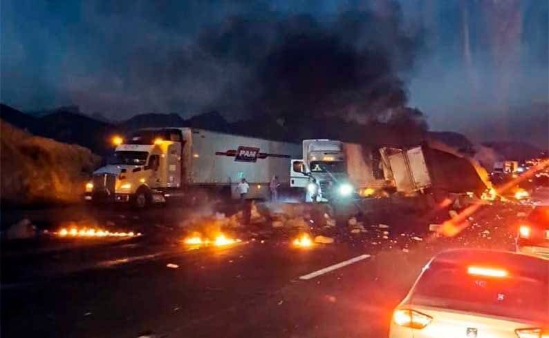Tractocamión termina calcinado; hay tres lesionados y cierre de autopista Saltillo-Monterrey