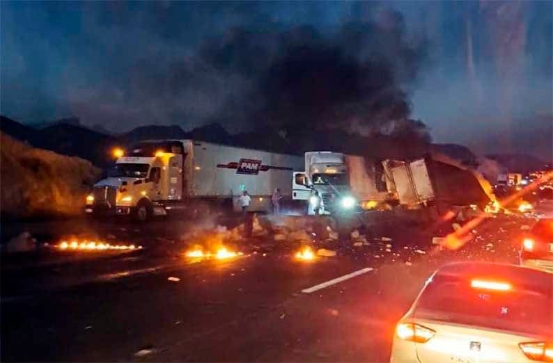 Tractocamión termina calcinado; hay tres lesionados y cierre de autopista Saltillo-Monterrey