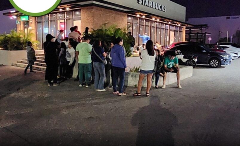 Largas filas por el vaso de oso navideño en Starbucks Mérida