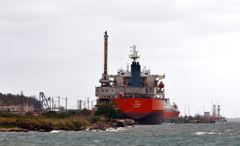 Estados Unidos impondrá aranceles a bienes de países que vendan petróleo a Cuba