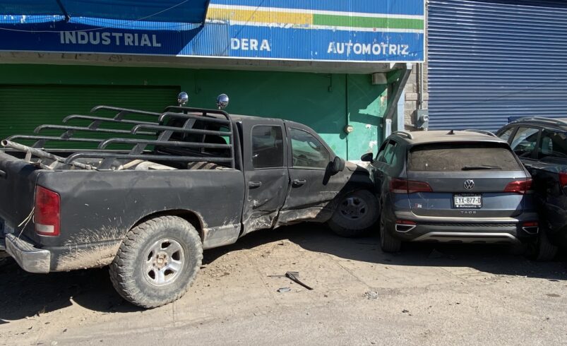 Se pasa el semáforo en rojo, choca con carroza y camionetas estacionadas
