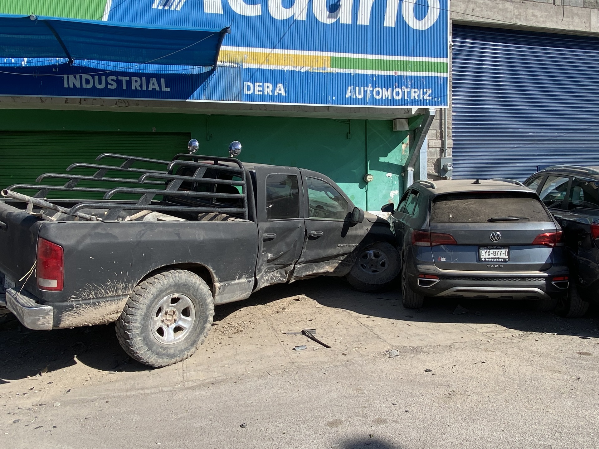 Se pasa el semáforo en rojo, choca con carroza y camionetas estacionadas