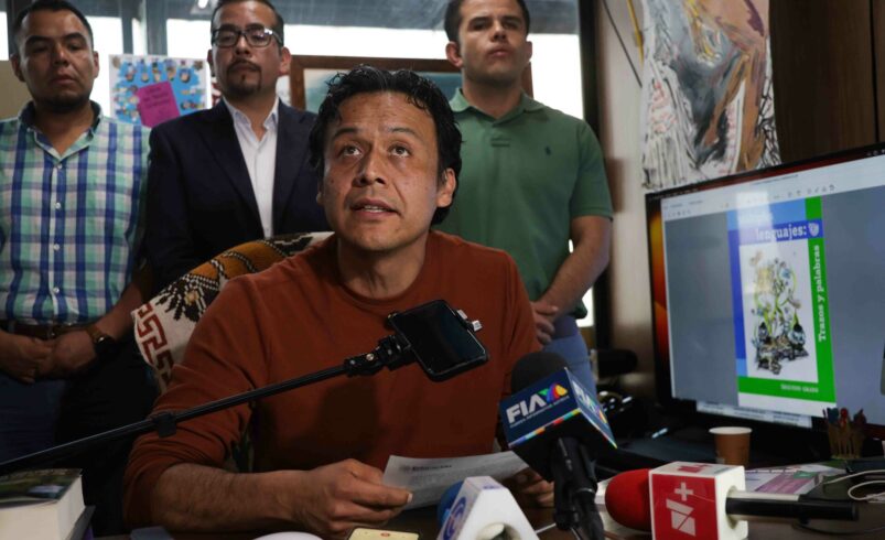 Marx Arriaga suma otra noche en la SEP, mantiene plantón por libros