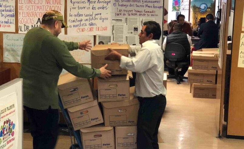 Captan a colaboradores de Marx Arriaga retirando artículos en cajas