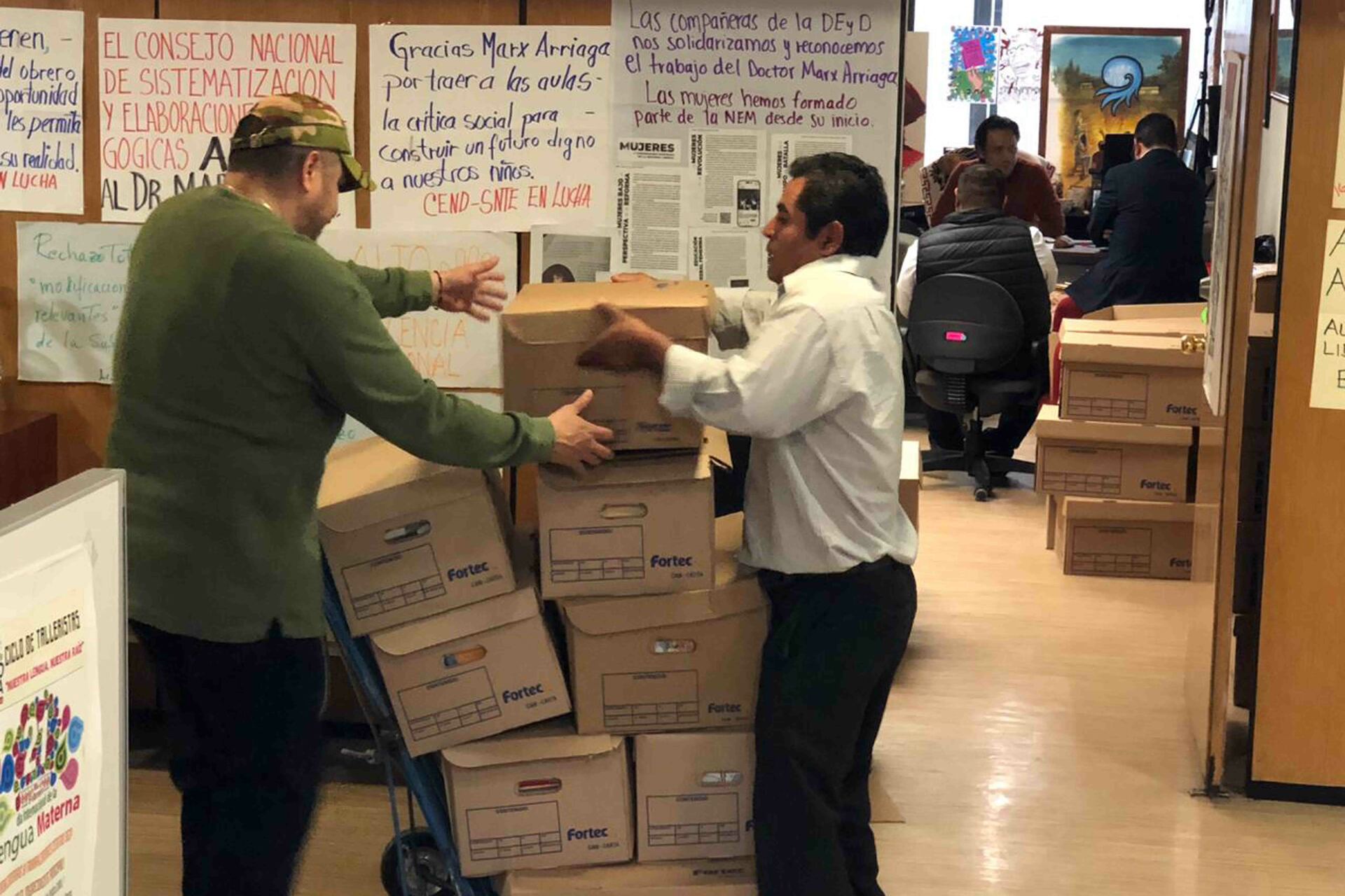 Captan a colaboradores de Marx Arriaga retirando artículos en cajas