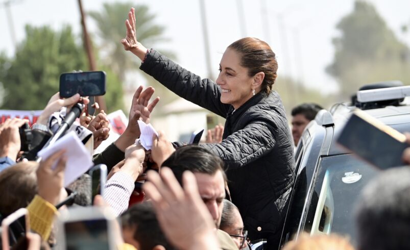 Entre porras, peticiones y souvenirs, reciben a la presidenta en San Pedro