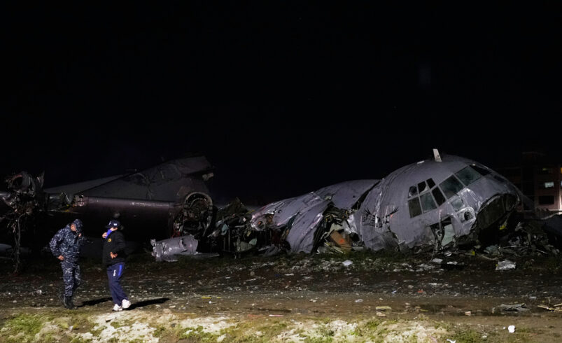Avión que transportaba dinero se estrella e impacta vehículos en Bolivia; reportan al menos 15 muertos