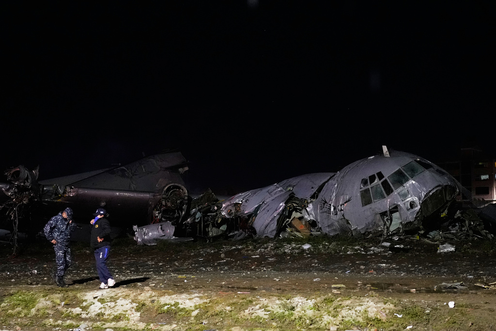 Avión que transportaba dinero se estrella e impacta vehículos en Bolivia; reportan al menos 15 muertos