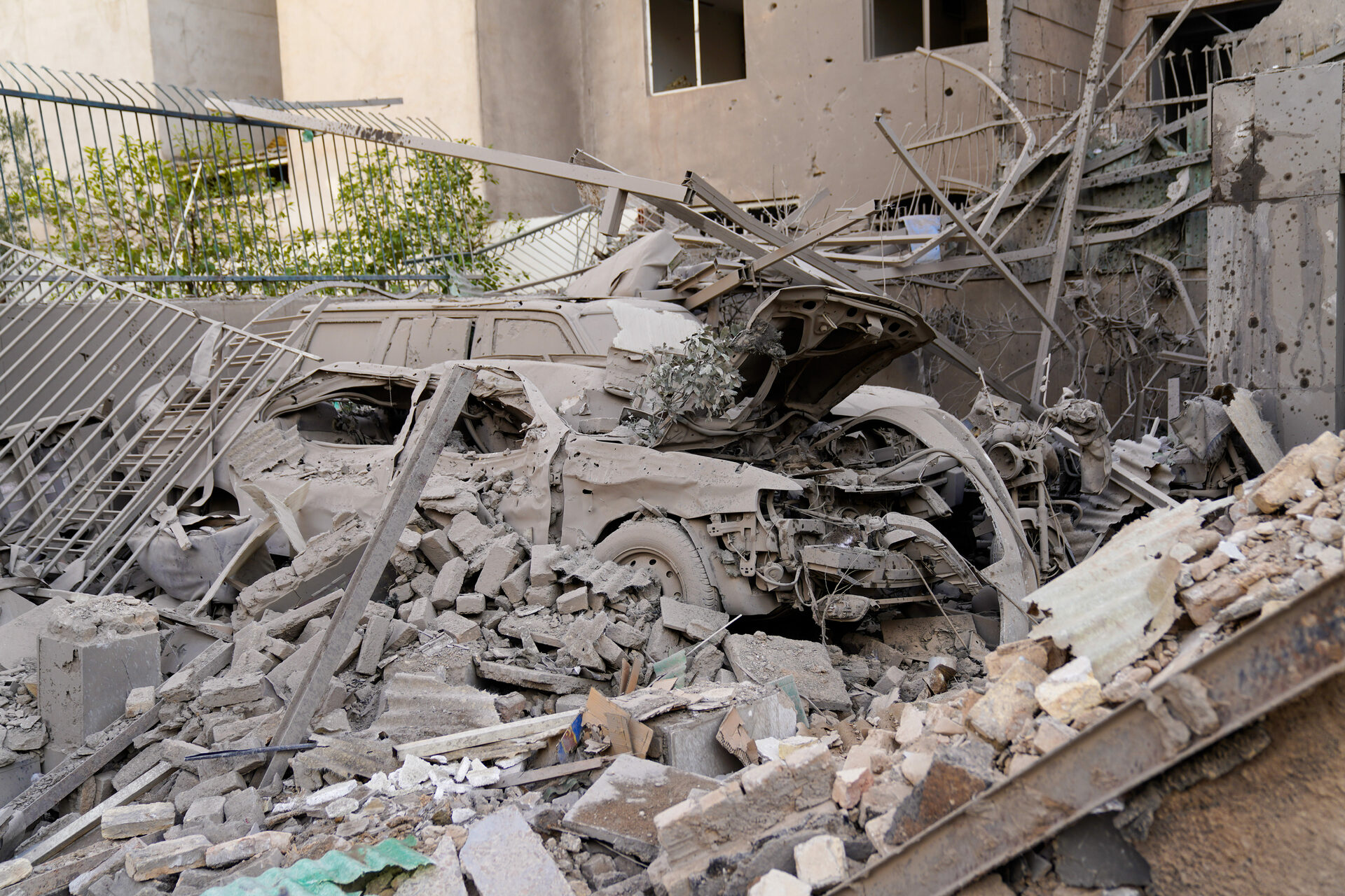 Reportan más de 200 muertos y 700 heridos en Irán por ataques de EU-Israel
