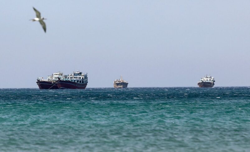 Irán cierra el Estrecho de Ormuz y amenaza con incendiar a barcos que lo crucen