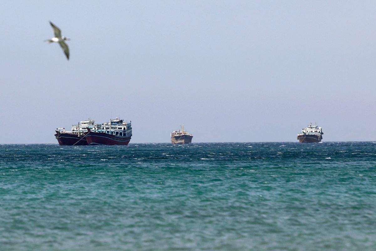 Irán cierra el Estrecho de Ormuz y amenaza con incendiar a barcos que lo crucen