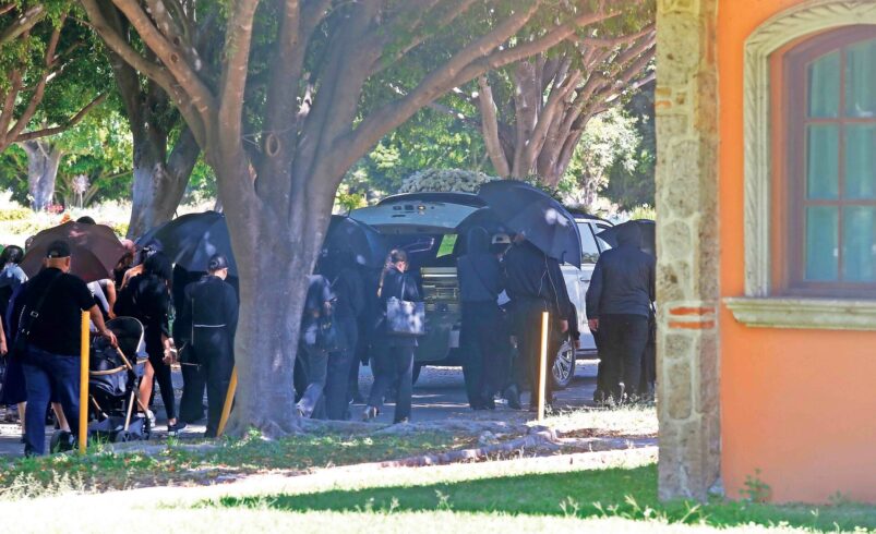 Con ataúd dorado, música de banda y mucha seguridad, entierran a «El Mencho» en Guadalajara