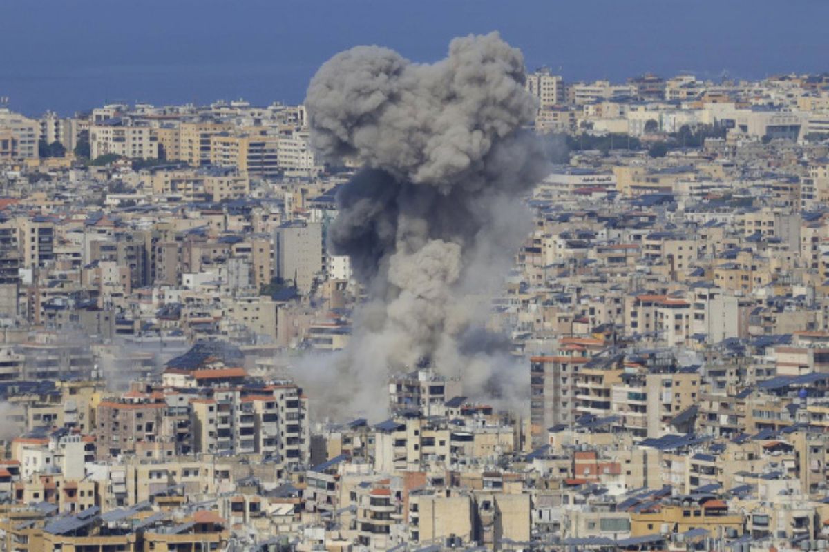 Israel bombardea infraestructura de Hezbolá al sur de la capital de Líbano