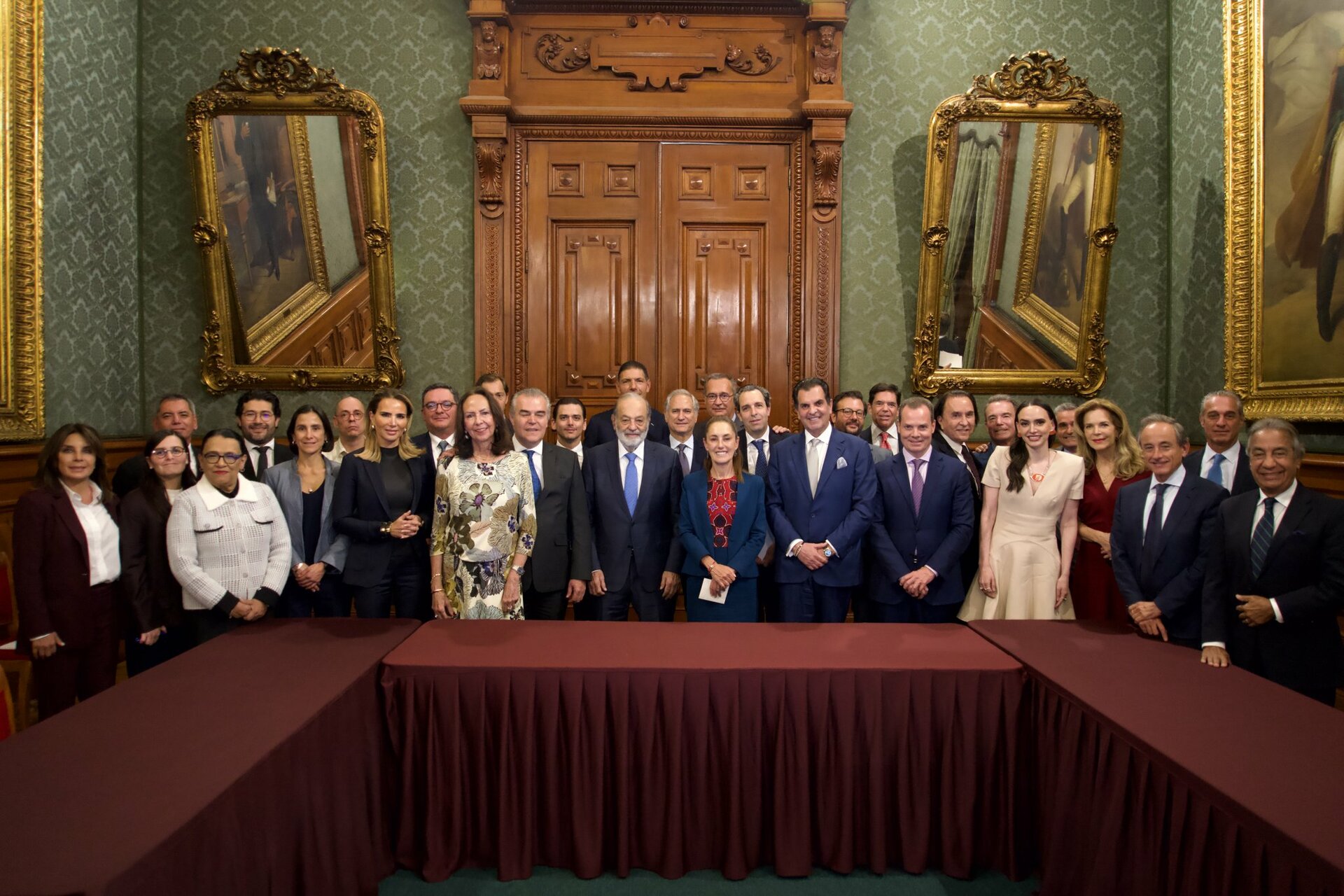 Sheinbaum se reúne con empresarios en Palacio Nacional