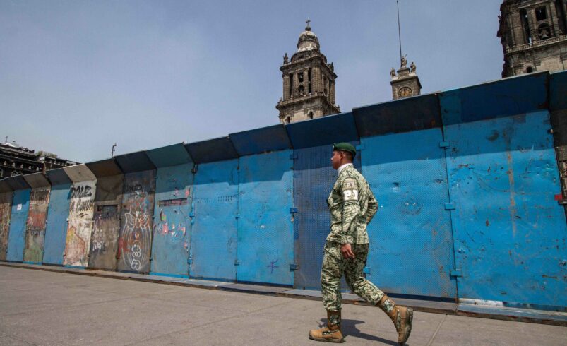 Con vallas, refuerzan protección del Zócalo de la CDMX previo al 8M