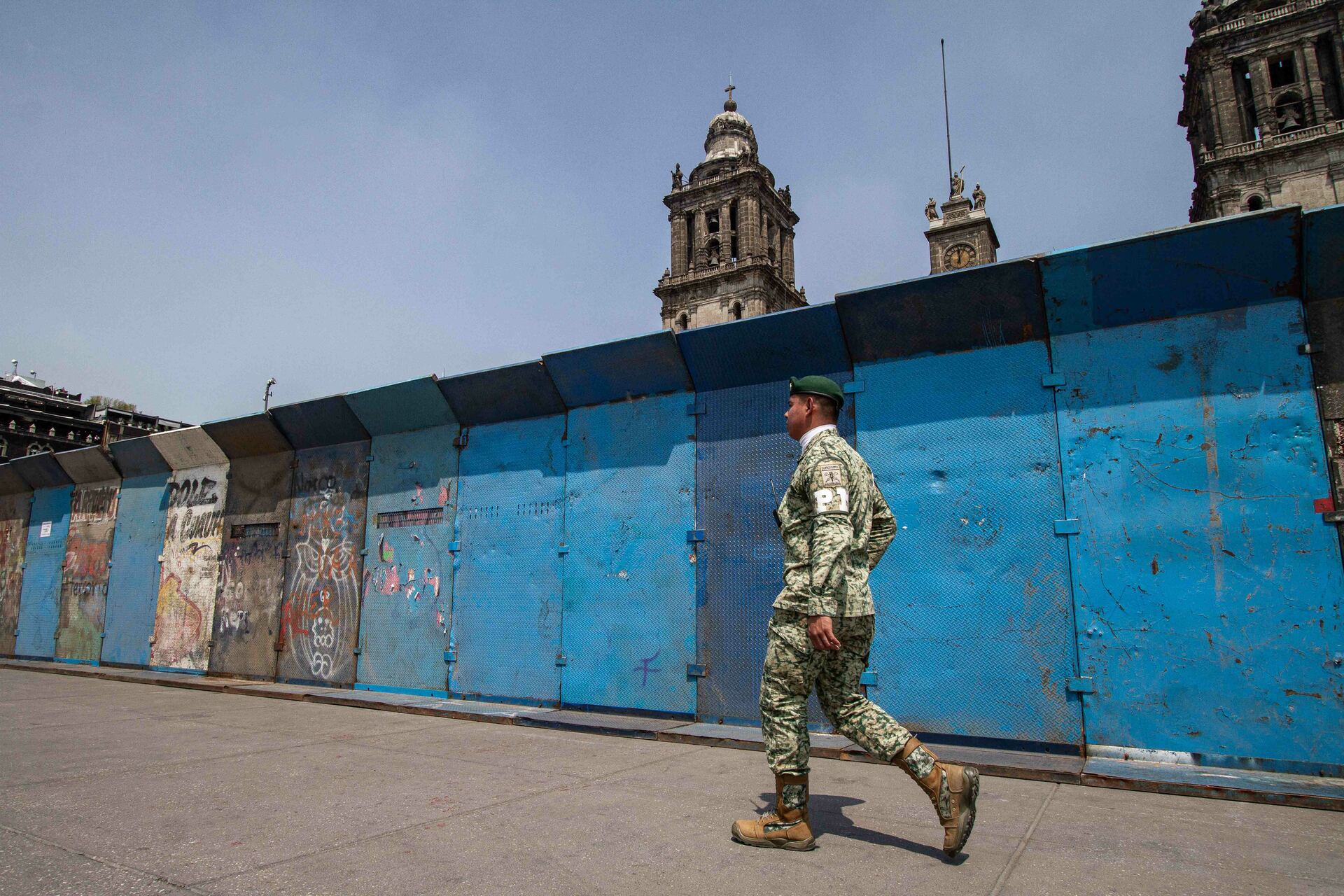 Con vallas, refuerzan protección del Zócalo de la CDMX previo al 8M