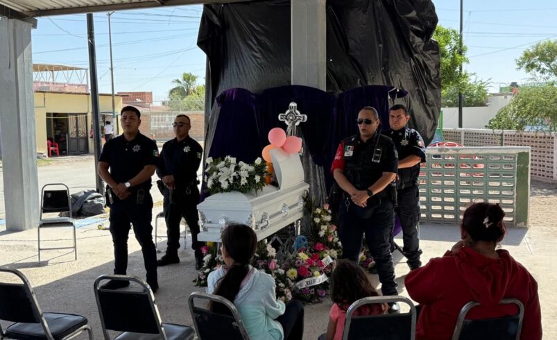 Policías rinden guardia por niña fallecida por rickettsiosis en Torreón