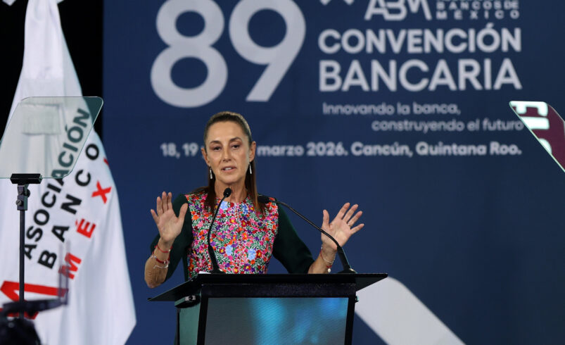 Sheinbaum pide a banqueros aumentar el crédito: ‘Nos falta crecer’