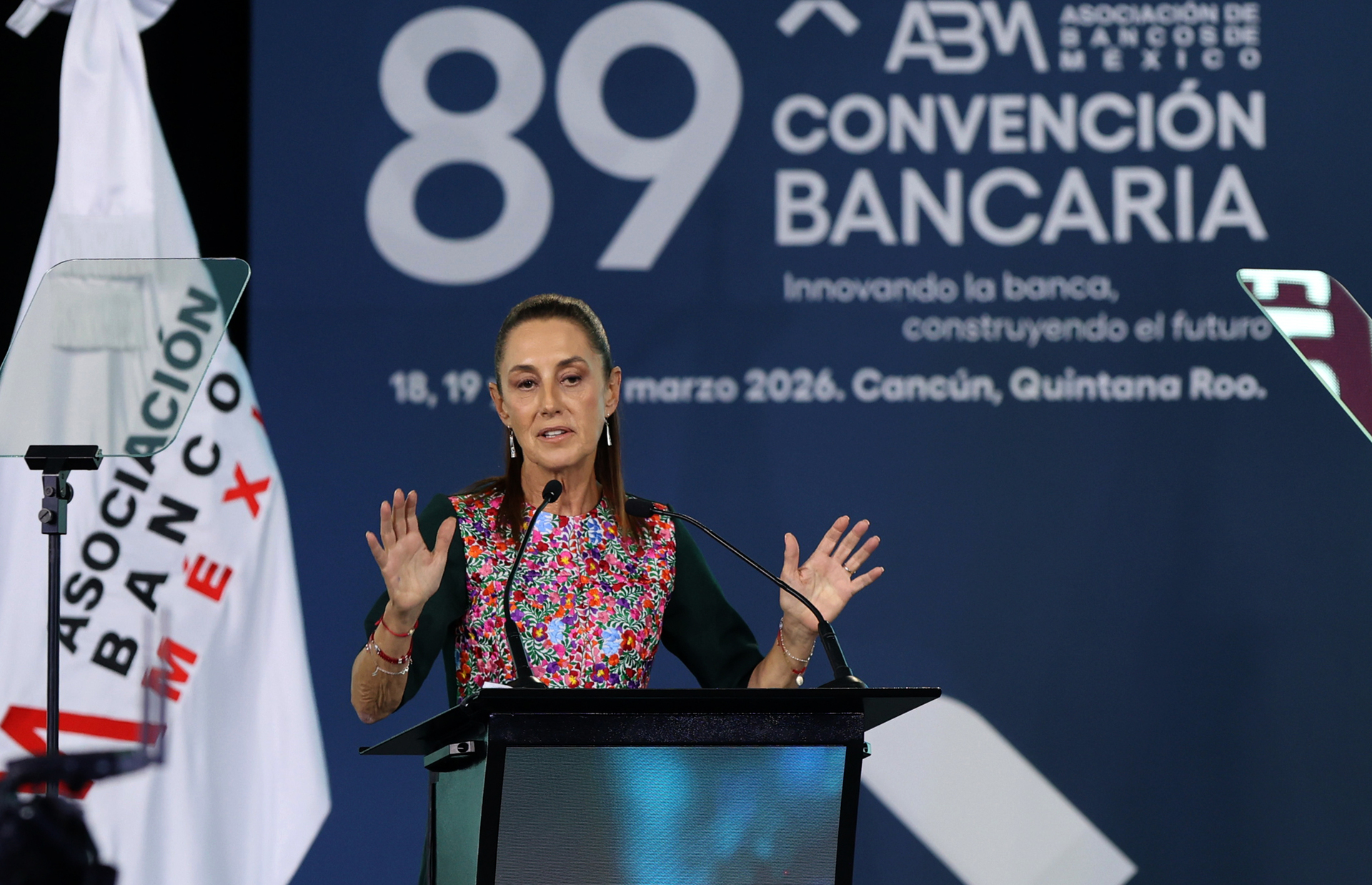 Sheinbaum pide a banqueros aumentar el crédito: ‘Nos falta crecer’