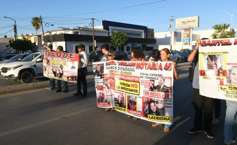 Se manifiestan y bloquean la Juárez afectados por fraude inmobiliario