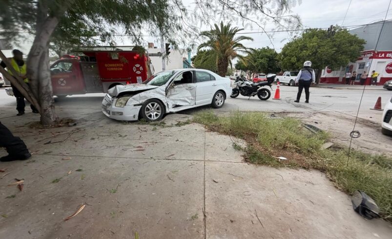Aparatoso choque en el Centro de Torreón deja una mujer lesionada y graves daños