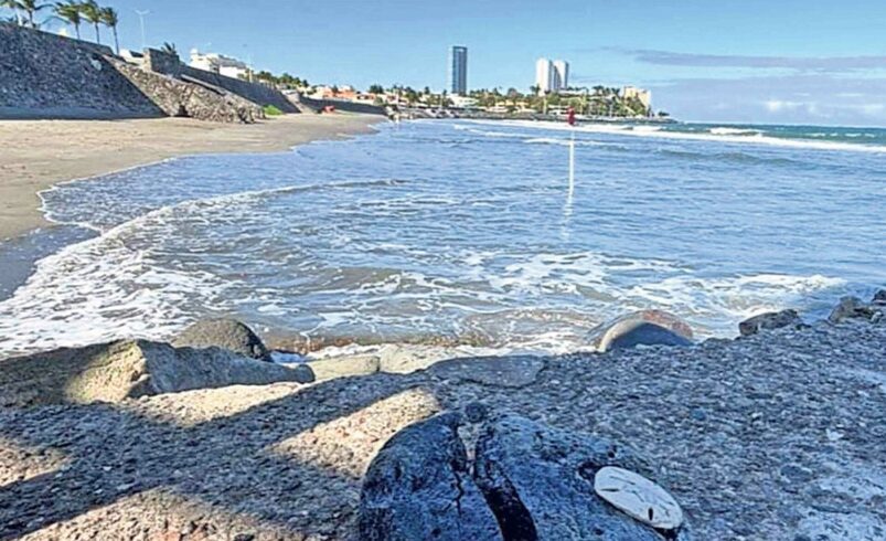 Pemex cesa a tres funcionarios por derrame en el Golfo de México
