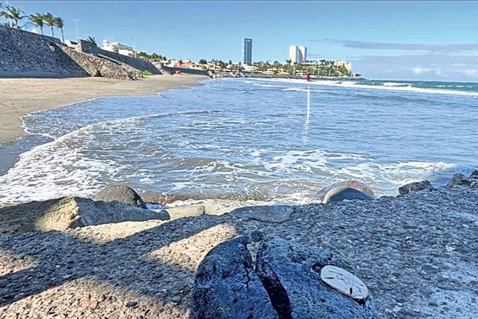 Pemex cesa a tres funcionarios por derrame en el Golfo de México